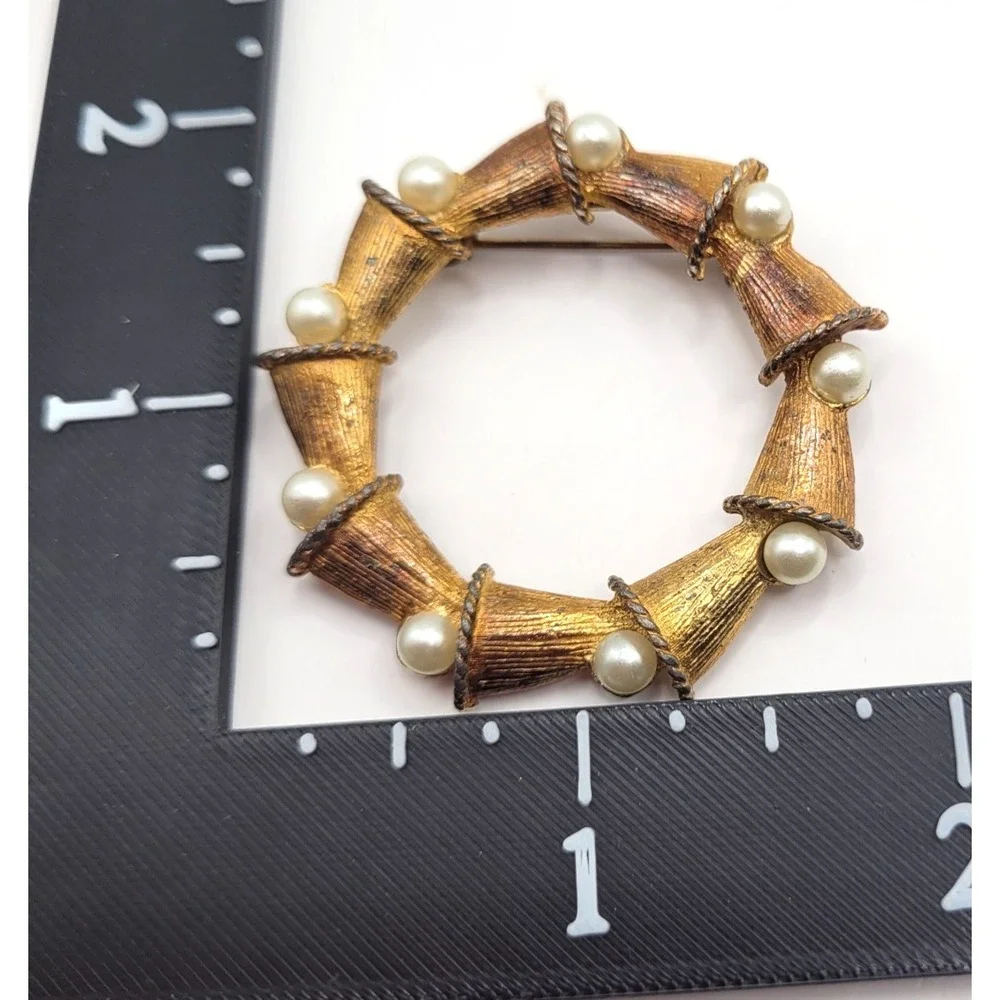 Vintage 1 Roma Brooch Lot (5) Gold Tone Pearl Accent Leaf Wreath Modern